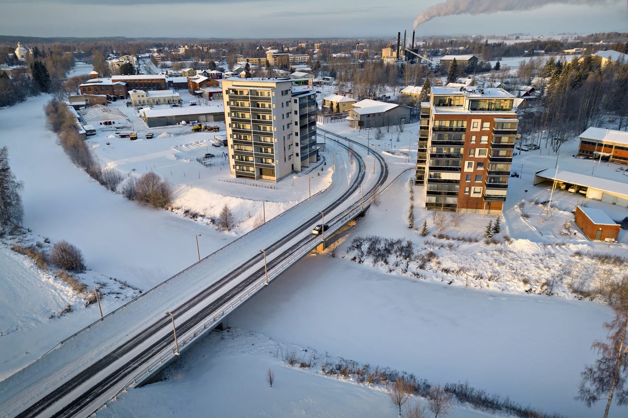 Kadonneen ei tarvinnut ylittää jokea päästäkseen kotiinsa. Tornitalot ovat samalla alueella kuin hänen kotinsa ja samalla puolella jokea.