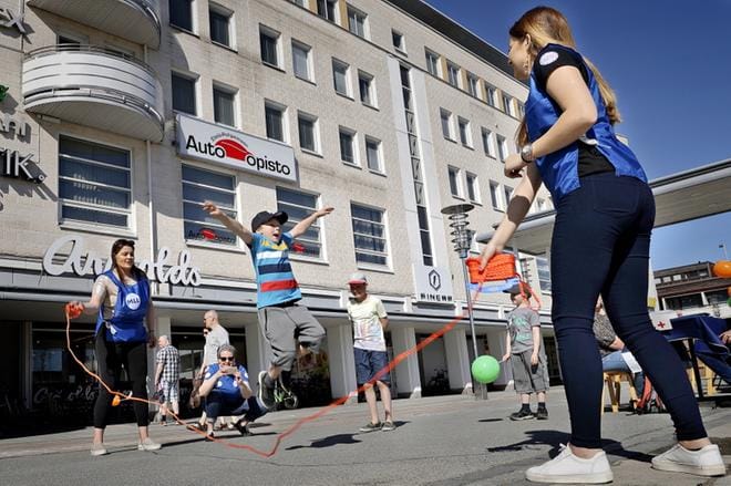 Seinäjoen ammattikorkeakoulun kulttuurituotannon opiskelijat Rebekka Salomäki ja Julia Vaahtera pyörittävät vanhan ajan malliin narua Arttu Hännisen hyppiessä siinä iloisesti. Poika tuli Helsingistä vierailulle mummolaan Seinäjoelle. KUVAT: HEIKKI HAKANEN