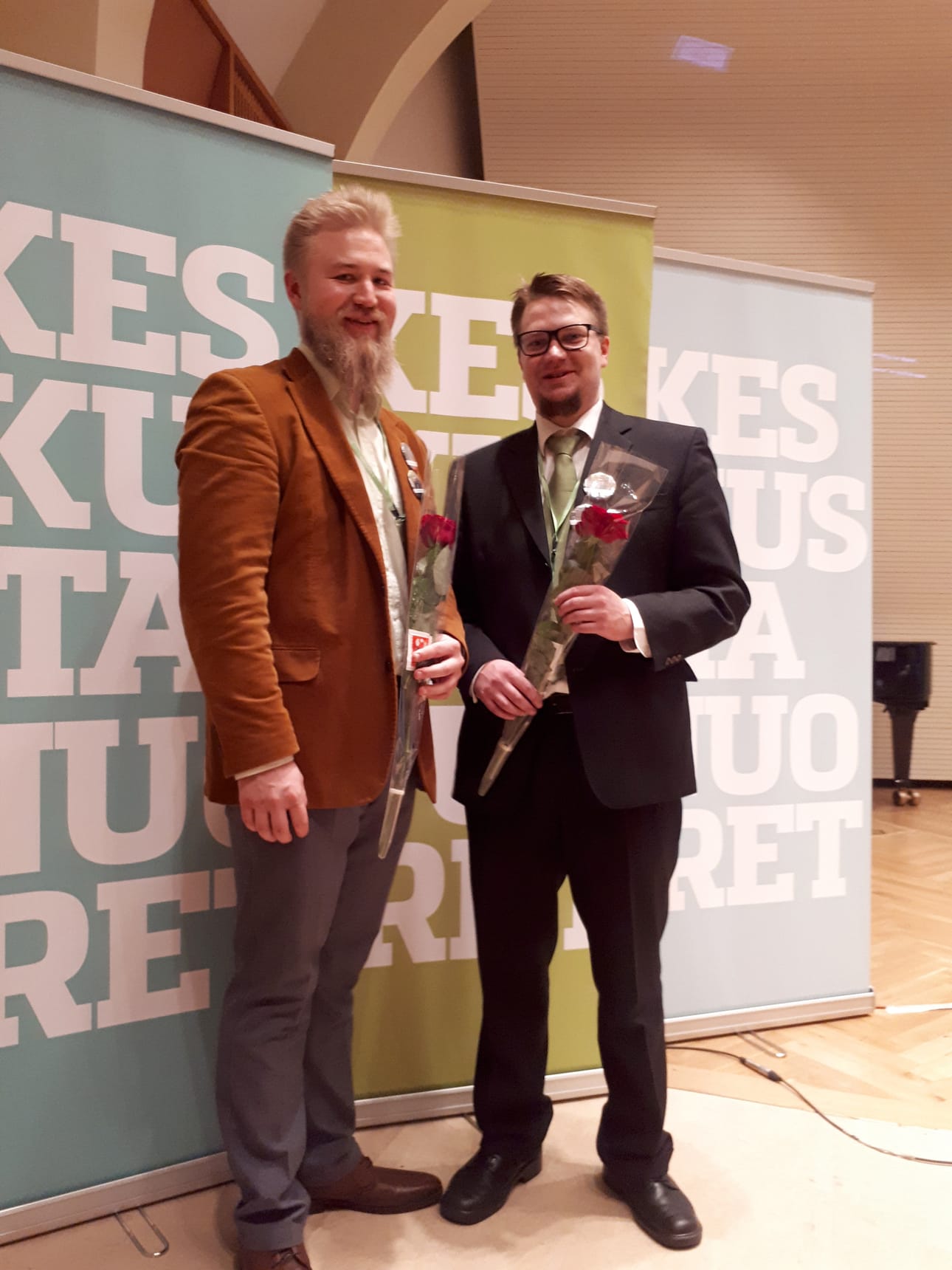 Kuusamolainen Janne Kallunki (oik.) valiittiin Suomen Keskustanuorten ensimmäiseksi varapuheenjohtajaksi. Kainuun Keskustanuorten johtokunnan jäsenenä toiminut Teemu Ikonen valittiin Keskustanuorten liittohallitukseen.