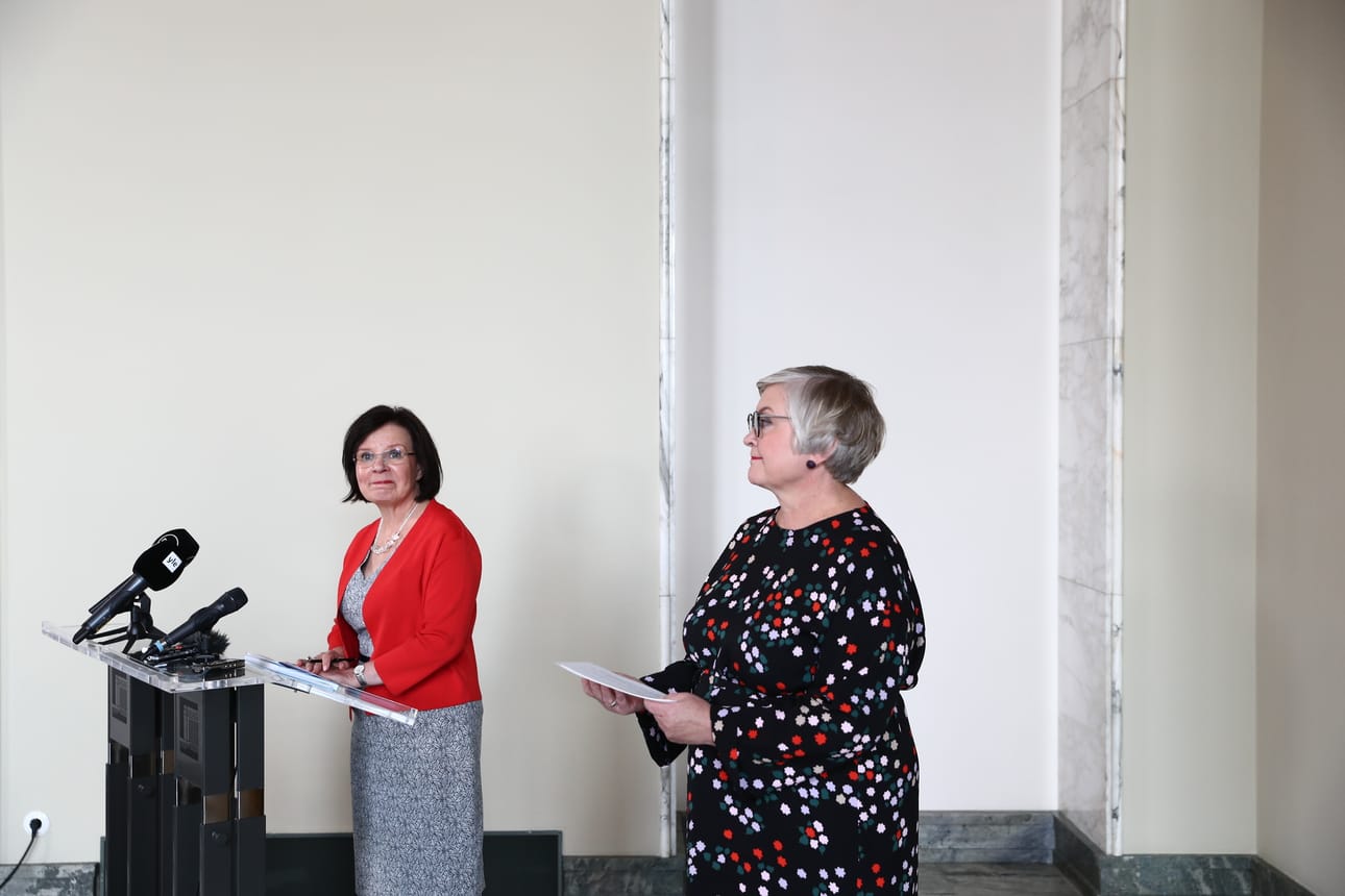 Puhemies Anu Vehviläinen (oik.) ja pääsihteeri Maija-Leena Paavola kritisoivat maan hallitusta siitä ,että se kiirehtii kiirehtii eduskuntaa lakien valmistelussa. Arkistokuva.