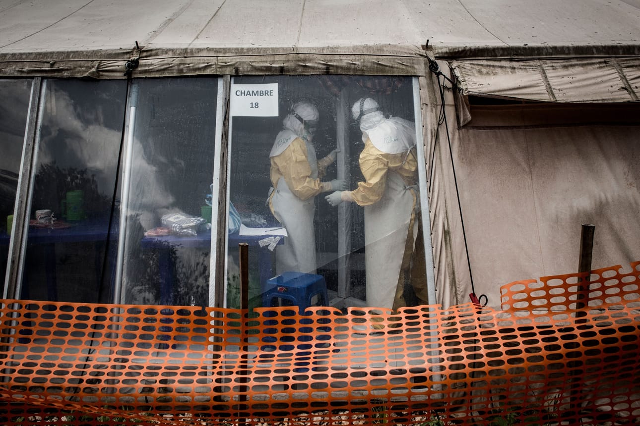 Terveydenhuollon työntekijöitä Ebola-hoitokeskuksen niin sanotulla ”punaisella alueella” Kongon Butembossa maaliskuussa 2019. Arkistokuva.
