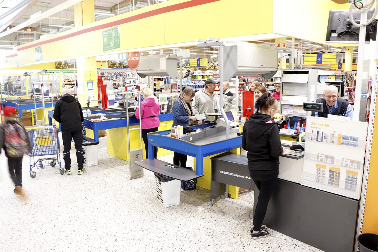Pudasjärven S-Market uusii sisustustaan tämän vuoden aikana. Käyttöön otetaan esimerkiksi kolme itsepalvelukassaa, kertoo kuvassa postiasioita hoitava myymäläpäällikkö Markku Päkkilä.