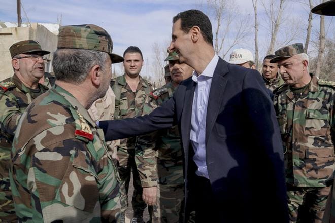 Syyrian presidentti Bashar al-Assad tapasi hallintonsa sotilaita itäisessä Ghoutassa maaliskuussa. Al-Assadille on myönnetty Suomen korkein kunniamerkki vuonna 2009.