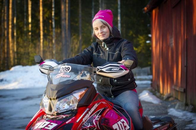 Etelä-Pohjanmaan Moottorikelkkailijoiden Hanna Pihlajaviita puolustaa parhaillaan moottorikelkkailun naisten luokan Suomen mestaruutta. KUVA: JUSSI ASU