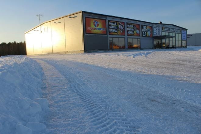 Tuurinportin liikekiinteistöön tulee jälleen toimintaa. Vesa Keskinen osti rakennuksen osaksi piha- ja puutarhamyymäläkokonaisuutta. KUVA: REIJO HEIKKILÄ