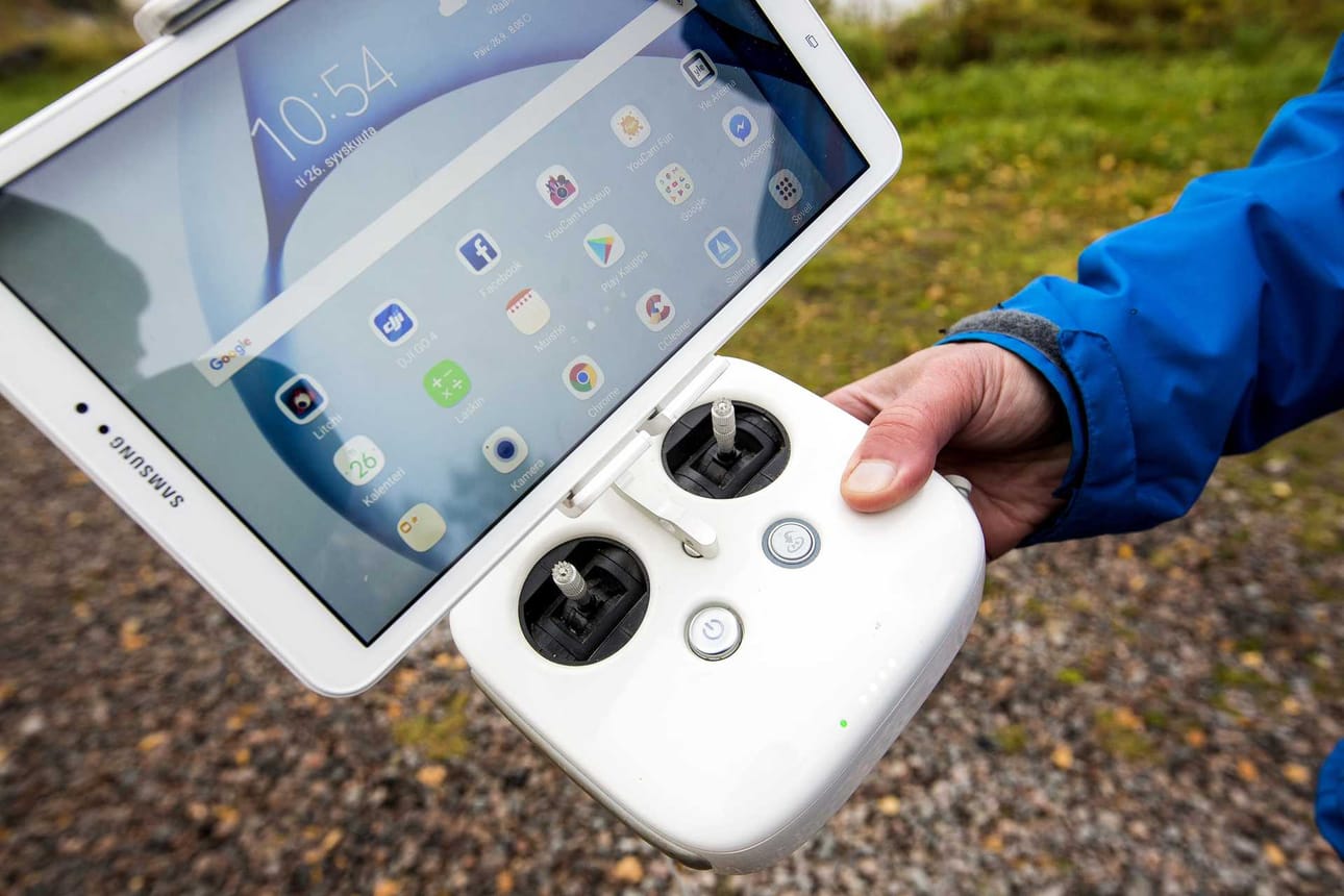 Dronea ohjataan ohjaimella, johon on liitetty tabletti. Välimäki käyttää Litchi-ohjelmaa.