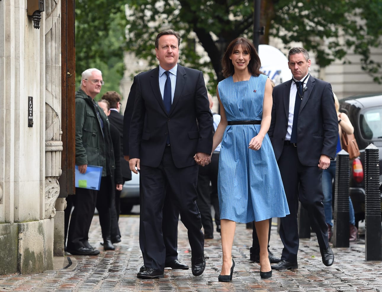 Pääministeri David Cameron kävi äänestämässä vaimonsa Samanthan kanssa.
