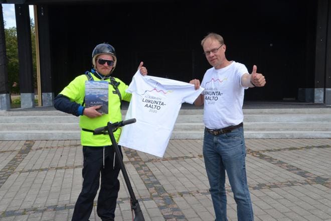 Timo Kangastie selvisi reissusta ilman suurempia naarmuja. Alajärven Palotorillakin hän ehti piipahtamaan. Paikalla tervehtimässä oli kaupungijohtaja Vesa Koivunen. KUVA: MARKKU TURPELA