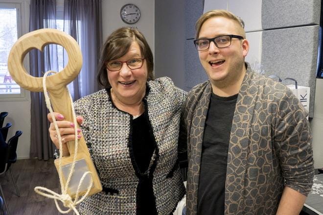 Kurikan eläkkeelle siirtynyt kulttuuripäällikkö Maija-Leena Rostén on ensimmäinen Lavain-palkittu. Palkinnon hänelle ojensi Louhimon lastenkulttuurikoordinaattori Tuomo Kallio. KUVA: KARRI KALLIO