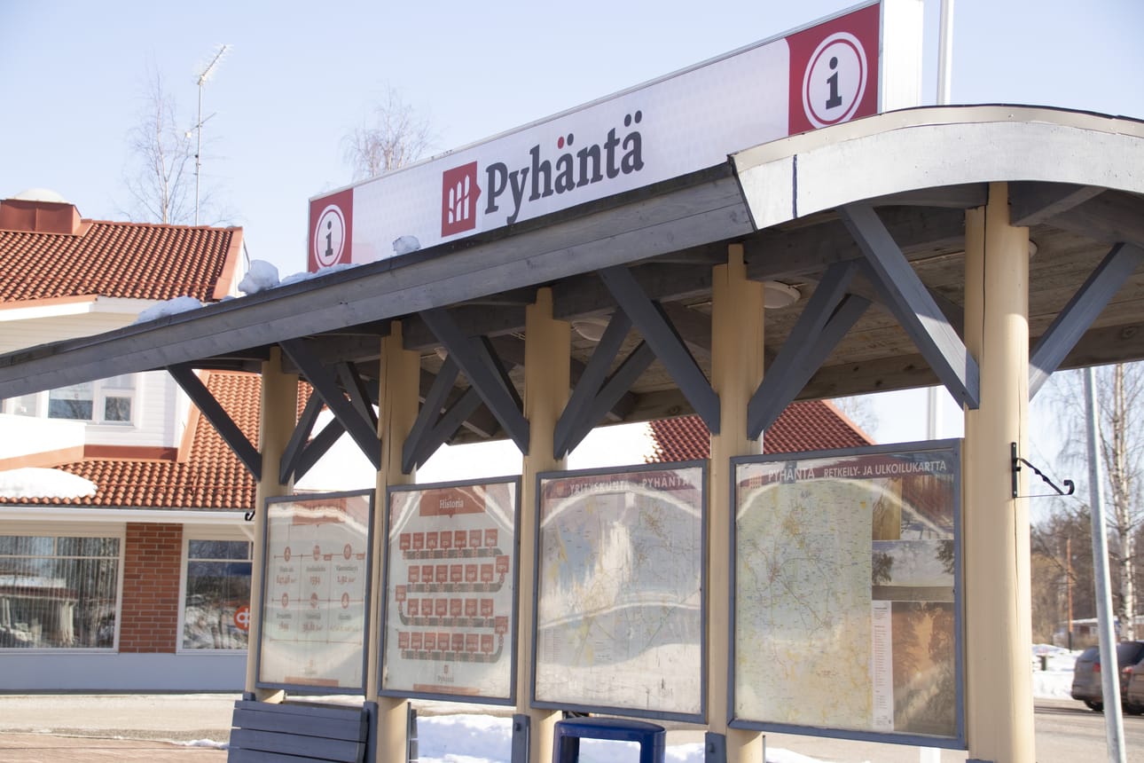 Pyhännän kunnantalon edustalla olevan infopisteen tarjoama tietopaketti on uudistettu.