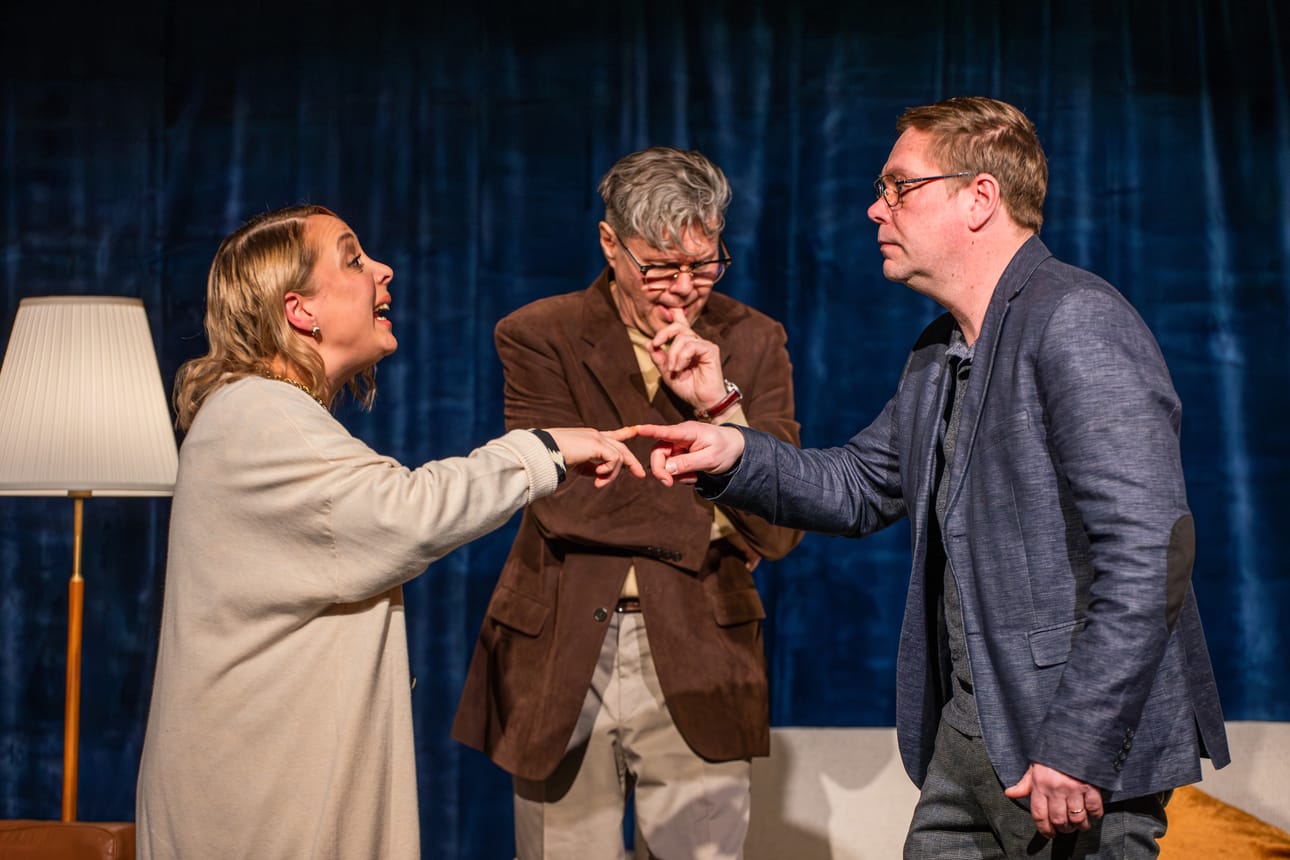 Juulia Mäkilaine, Heikki Vainionpää ja Rami Mäkilaine esiintyvät Teatteri Hysterian uudessa komediassa Mieletön metodi.