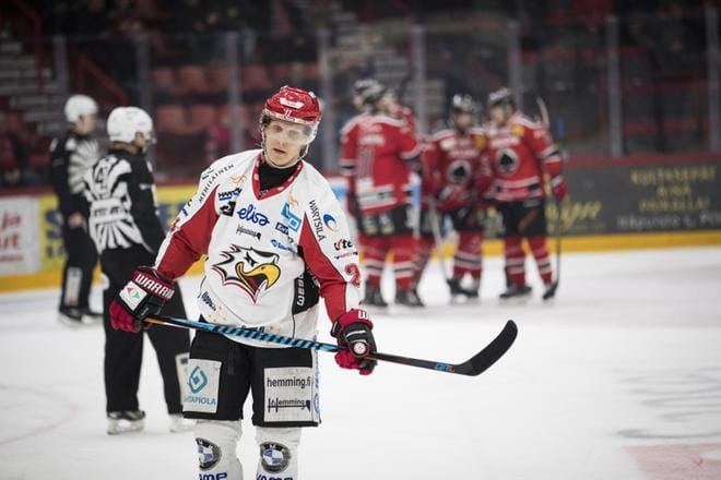 Vaasan Sport joutui heti alkukaudesta alenevaan kierteeseen, joka ei oikeasti oiennut koko kautena. Tomi Körkköä ei naurattanut, kun Ässät tuuletti voittoaan. KUVA: JOONAS SALLI
