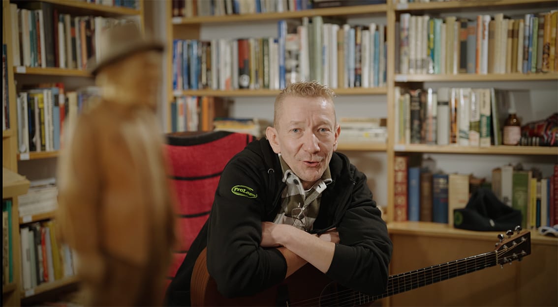 Simo Silmun Yölintu-yhtyeen 2000-luvun alun Päätalo ja Huovinen -kappaleen musiikkivideota kuvattiin Taivalkoskella ja Sotkamossa syksyllä 2025.