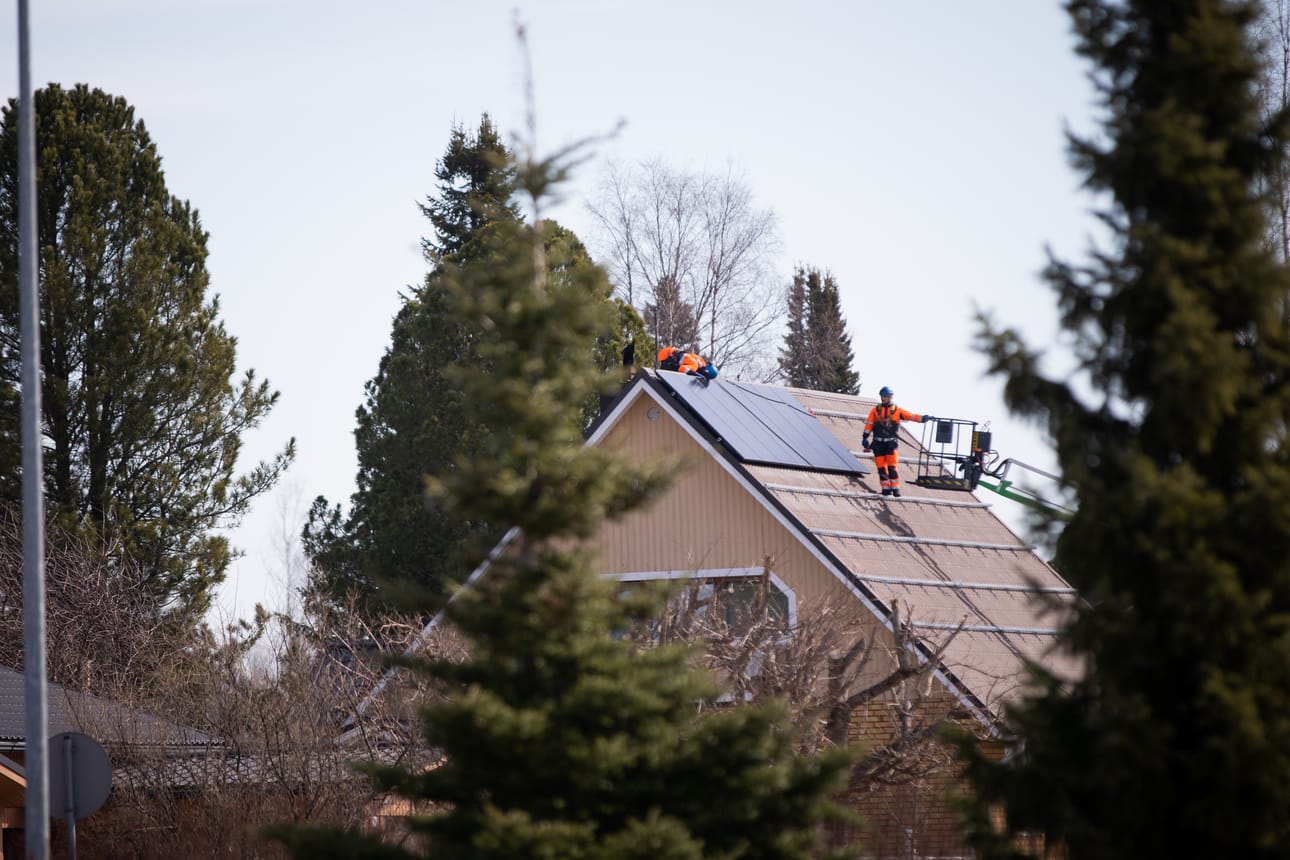 Aurinkopaneelijärjestelmillä on nyt kysyntää. Kuvassa asennetaan paneeleita pientalon katolle Kauhavalla Jylhän Sähköosuuskunnan toimesta.
