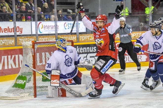 Sport sai kahdesti tuulettamisen aihetta lauantaina Raumalla. Ensimmäisen järjesti Olavi Vauhkonen heti ottelun alkajaisiksi. KUVA: LÄNSI-SUOMI / ESA URHONEN