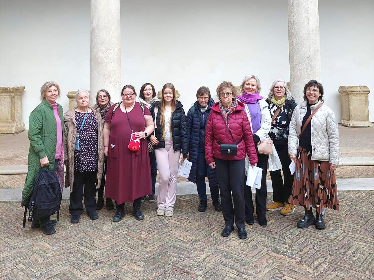Opintomatkalaiset yhteiskuvassa. Taustalla Urbinon Palazzo Ducale.