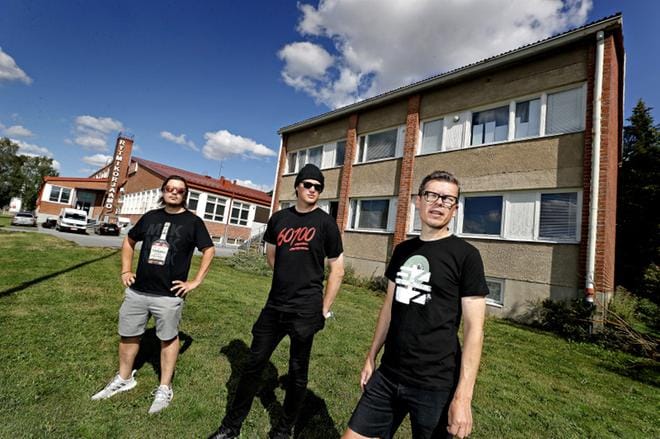 Joonas Kontturi ja Joni Rantala löysivät tilat Rytmikorjaamon viereisestä kerrostalosta. Selmu vuokraa tiloja bändien ja musiikintekijöiden käyttöön. Selmun toiminnanjohtaja Marko Kivelä kertoo kerrostalon tuplaavan Rytmikorjaamon alueen bändikämppien määrän. Kuvat: Kari Löfhjelm