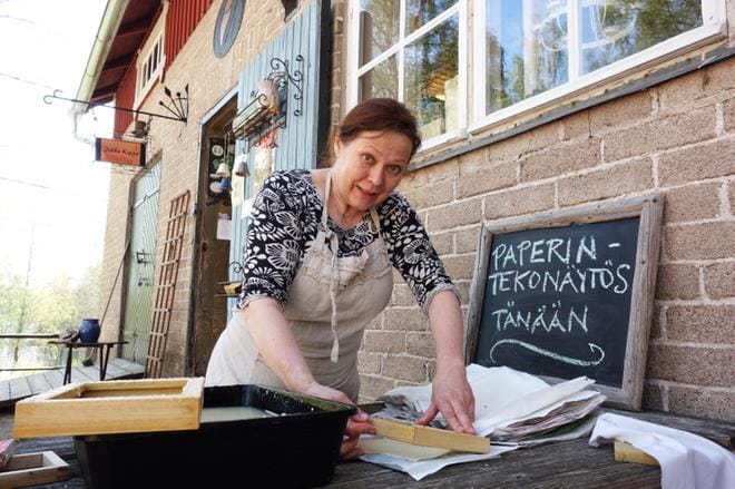 Paperipajan ohjaaja Liisa Raskinen näyttää kuinka paperia tehdään käsin arkki kerrallaan. Paperipaja toimii keskikesällä tiistaisin entisessä tallirakennuksessa. KUVA: EEVA KOLLANUS