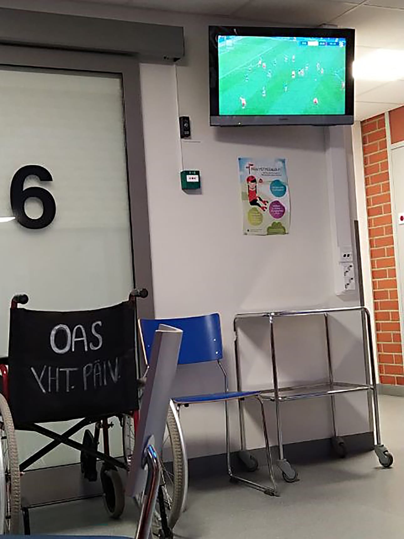 Ennen kuin lähtee hakemaan apua Oulaskankaan yhteispäivystyksestä, kannattaa soittaa esimerkiksi päivystysnumeroon 116 117, josta saa oireiluun hoito-ohjeita tai neuvoja jatkotoimenpiteistä. Näin voi välttää esimerkiksi turhan matka-ajon tai odottamisen hoidontarpeen arviointiin paikan päällä yhteispäivystyksessä.