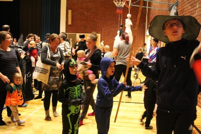 Lasten halloweentapahtumassa oli väkeä sankoin joukoin heti iltakuudelta. KUVAT: MIA KÄRKKÄINEN