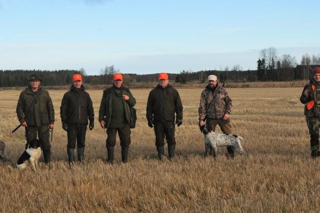 Finaaliryhmään pääsivät lyhytkarvainen saksanseisoja Jokilakian Oami ja Antti Moilanen, bretoni Almkullens Frasse ja Kenneth Gråhn, karkeakarvainen saksanseisoja Vintiläntuuli AQ Quatro ja Kari Kilpimaa sekä karkeakarvainen saksanseisoja Kitiremun Hera ja Mika Gottschalk. Koirakoiden suorituksia tarkkailivat koetoimitsija Tapio Mäki, päätuomari Pentti Kuronen sekä varapäätuomari ja ensi vuoden Riistakoiran päätuomari Aki Turkia. KUVAT: TAPIO MÄKI