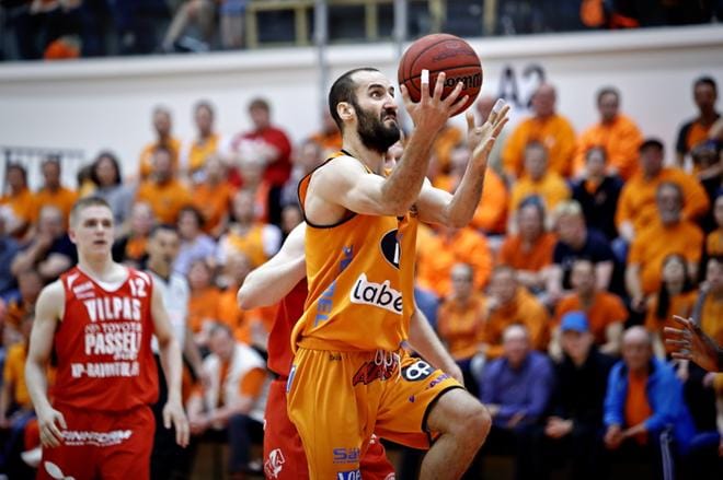 Karhu Basketin Bojan Sarcevic palkittiin Korisliigan finaalien MVP-palkinnolla. Kuva: Tomi Kosonen