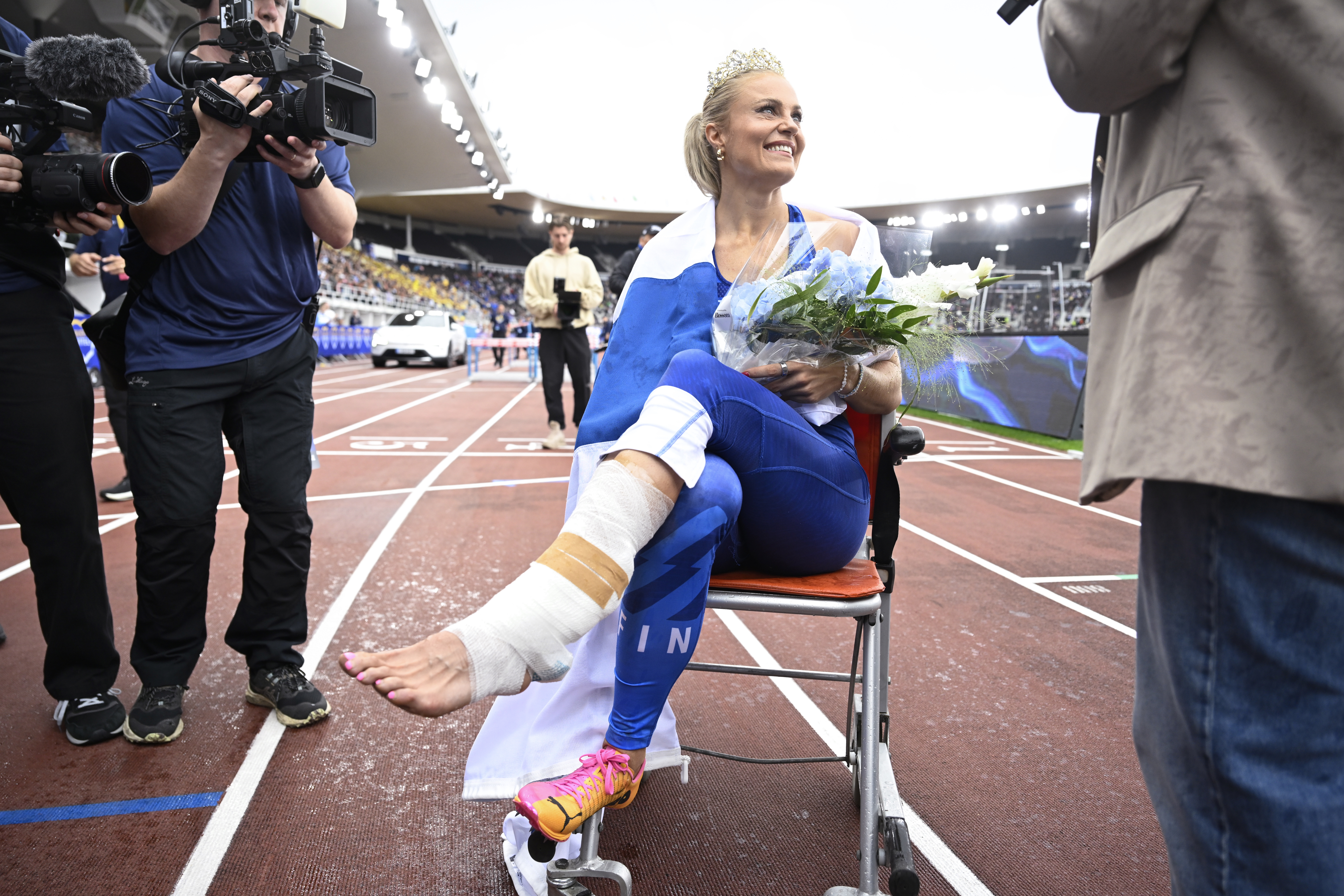 Lotta Haralan viimeinen kisa päättyi verryttelyyn ja pyörätuoliin, Ella Junnila paikkasi sukkasillaan
