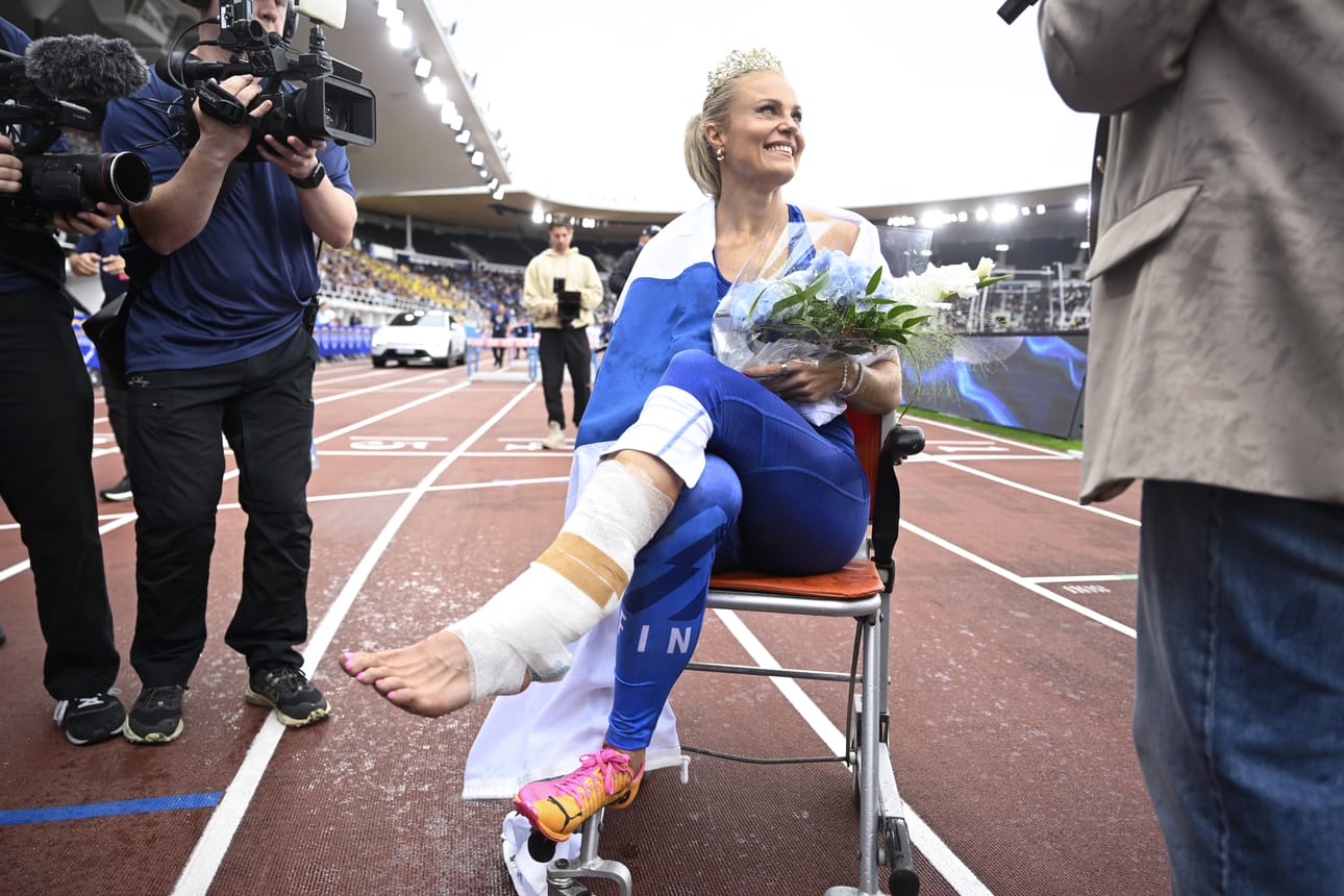 Lotta Haralan oli tarkoitus päättää kilpauransa sunnuntaina Olympiastadionilla, mutta hän näytti loukkaavan vasenta pohjettaan tai akillesjännettään verryttelyssä ja poistui radalta pyörätuolissa.