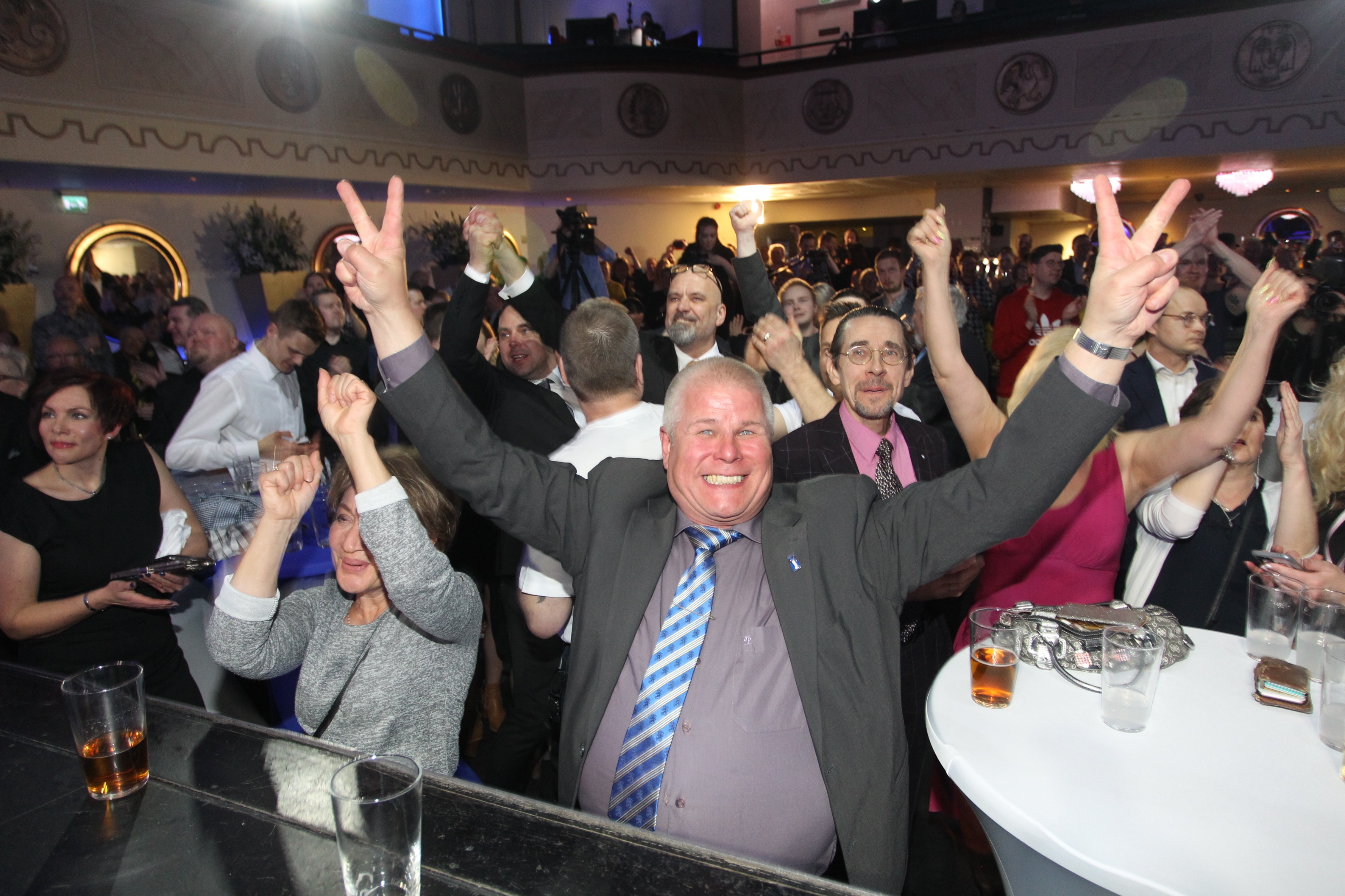 Perussuomalaisten vaalivalvojaisissa jytkytetään vaalitulosennusteiden näyttäessä puolueelle kakkospaikkaa.