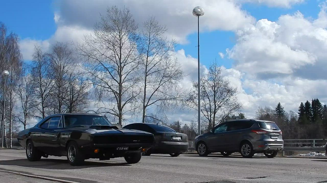Katso video: Autoharrastajat ajoletkassa Oulaisissa vappuna 2023
