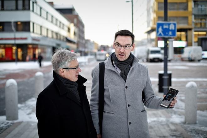 Jorma Rasinmäki ja Niklas Granholm esittelivät 5g-verkon nopeutta Seinäjoen Keskustorilla. Granholmin puhelimella ei torilla ihan päästy gigan nopeuteen, mutta Framilla haamuraja on kuulemma rikottu. KUVA: TOMI KOSONEN