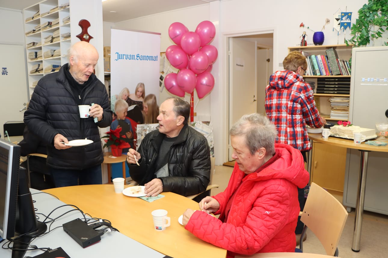 Kakkukahveilla kävi muun muassa Jurvan kunnan viimeinen kunnanjohtaja Jarmo Juntunen (vas.) ja Suomen menestynein ampumahiihtäjä Heikki Ikola.