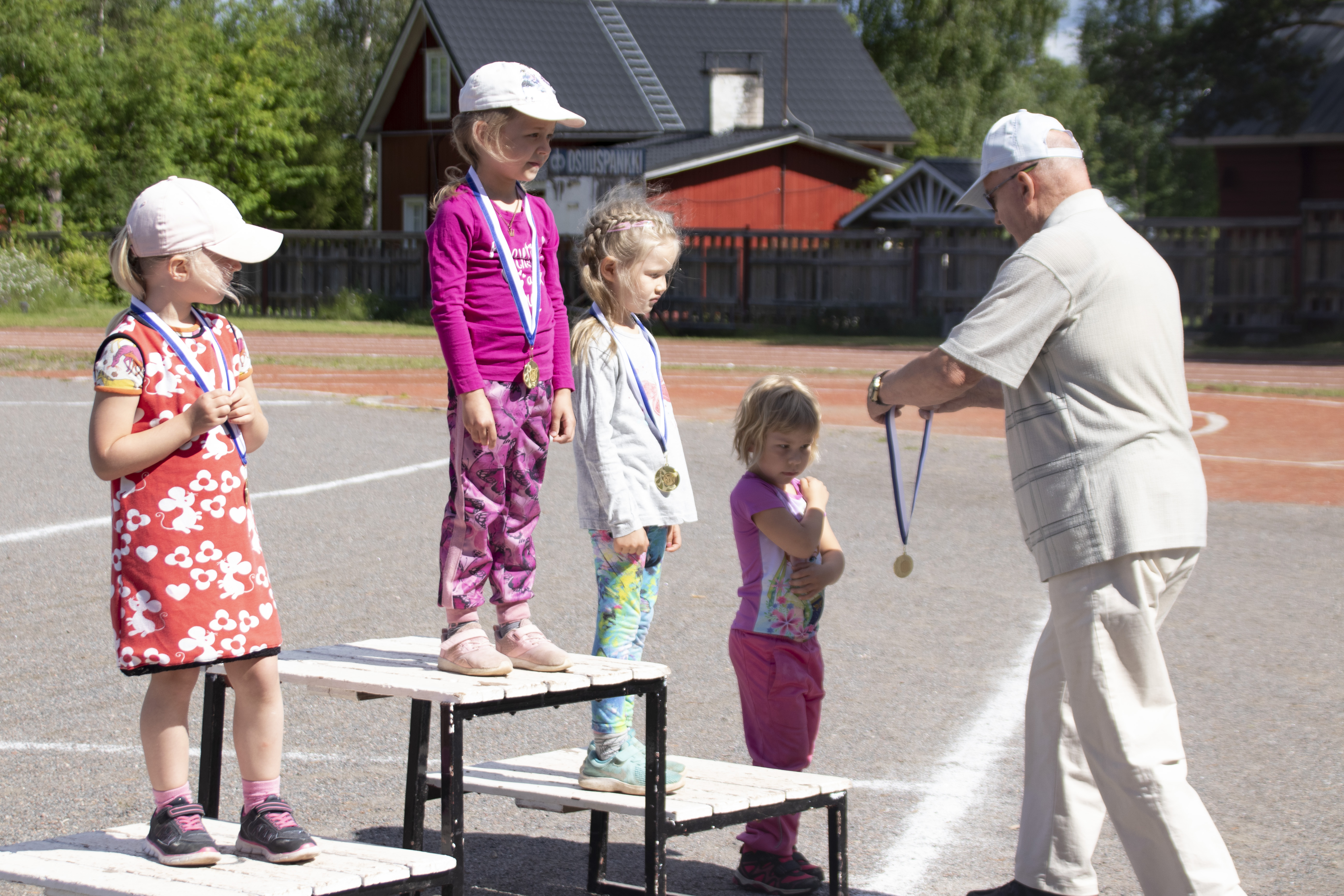 Kestilän Kisa-Veikkojen kunniapuheenjohtaja Aimo Suorsa palkitsi urheilijat. Palkitsemisvuorossa 5-vuotiaat tytöt.