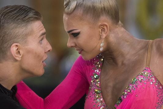 Jaakko Saaristo ja Anne Haataja tahtovat kymppitanssissa ensin Suomen ja sitten maailman huipulle. Viuhkan GP-kisoissa he voittivat vakiotanssifinaalin ylivoimaisesti. KUVA: MINNA ANTILA