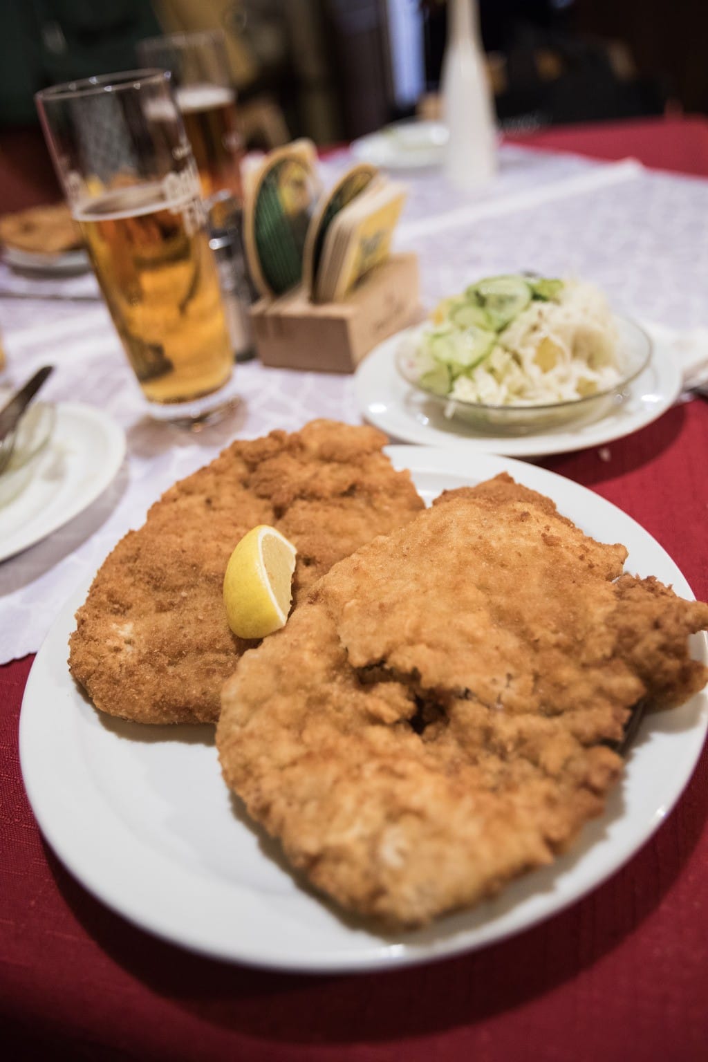 Neubaun kaupunginosassa toimiva Schnitzelwirt ei jätä vierasta nälkäiseksi, sillä yhden jättimäisen leikkeen sijaan lautaselle asetellaan niitä aina kaksi. Rapea kuori ja mehevä sisus paljastavat samalla schnitzelin kultaisen säännön: ensin maku, sitten vasta koko.