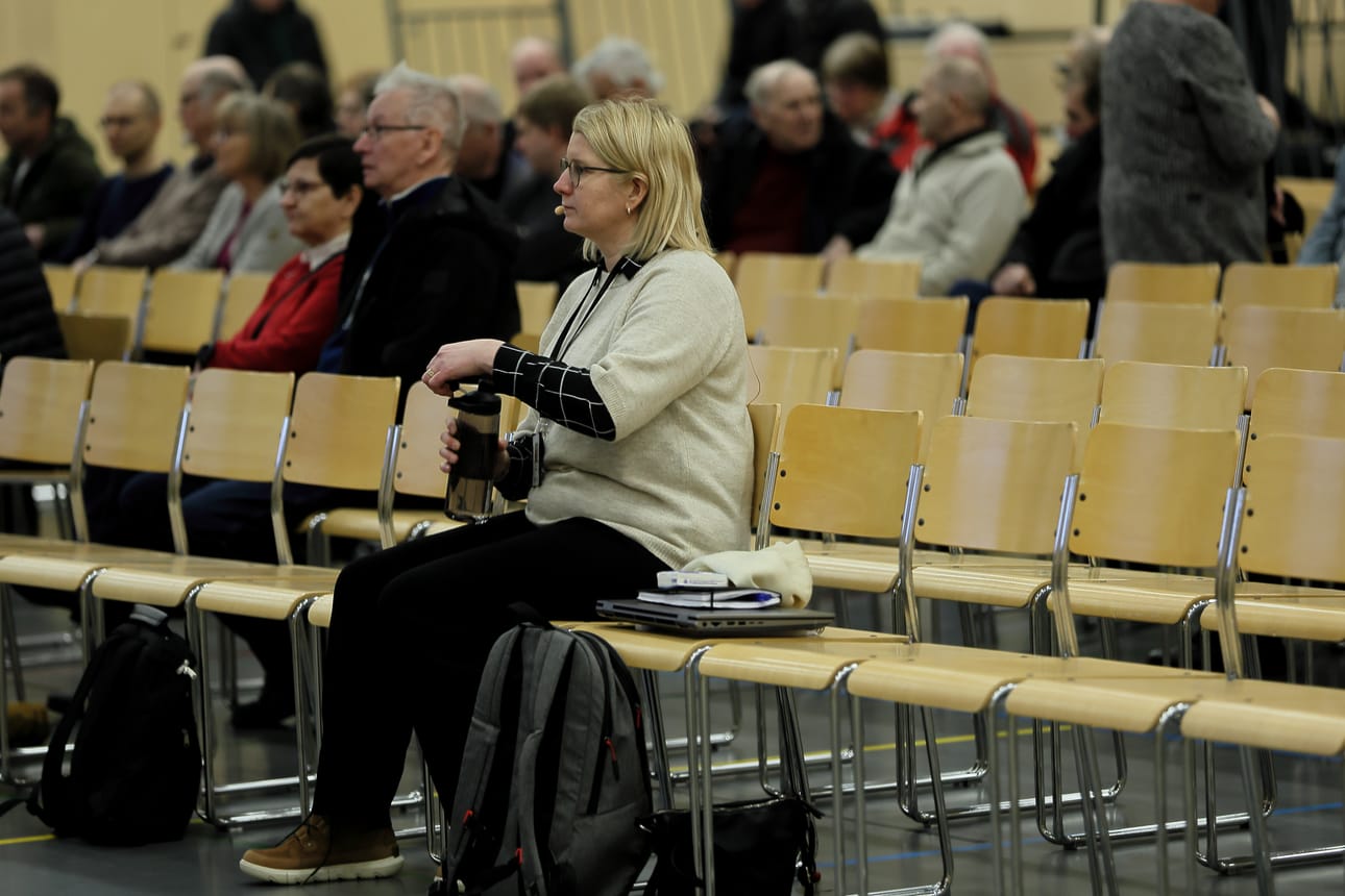 YVA-konsultti Ella Kilpeläinen odotti yleisötilaisuuden alkua Saaren koulun liikuntasalissa.