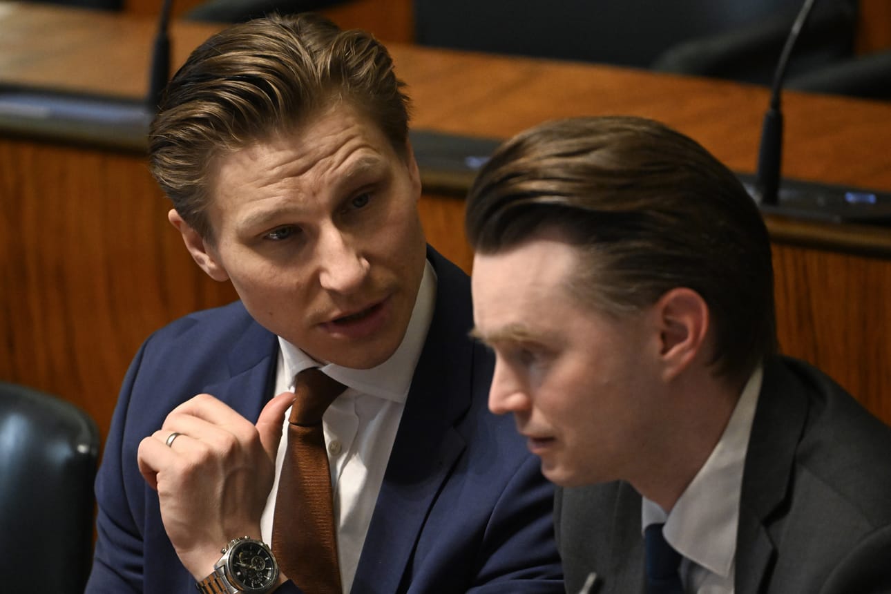 Puolustusvaliokunta kokoontuu tiistaina keksustelemaan drooniuhasta. Mukana ovat muun muassa puolustusministeri Antti Häkkänen (kok,) ja kansanedustaja Heikki Autto (kok.)
