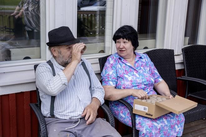 Hautakylän iltamien näytelmässä Uuno ja Tyyne jatkavat omalaatuisia seikkailujaan. Hahmoja näyttelevät Hannes Ylätalo ja Inkeri Väliaho. KUVA: AARRE LÖYTÖMÄKI