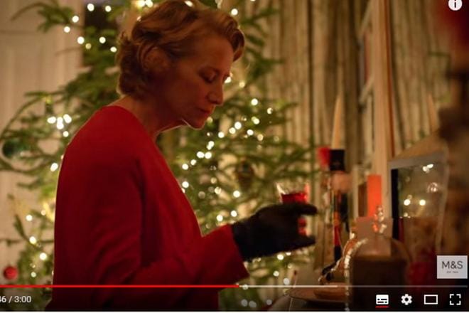Kuva: Kuvakaappaus, Youtube / M&S Christmas Ad: Christmas with love from Mrs Clause