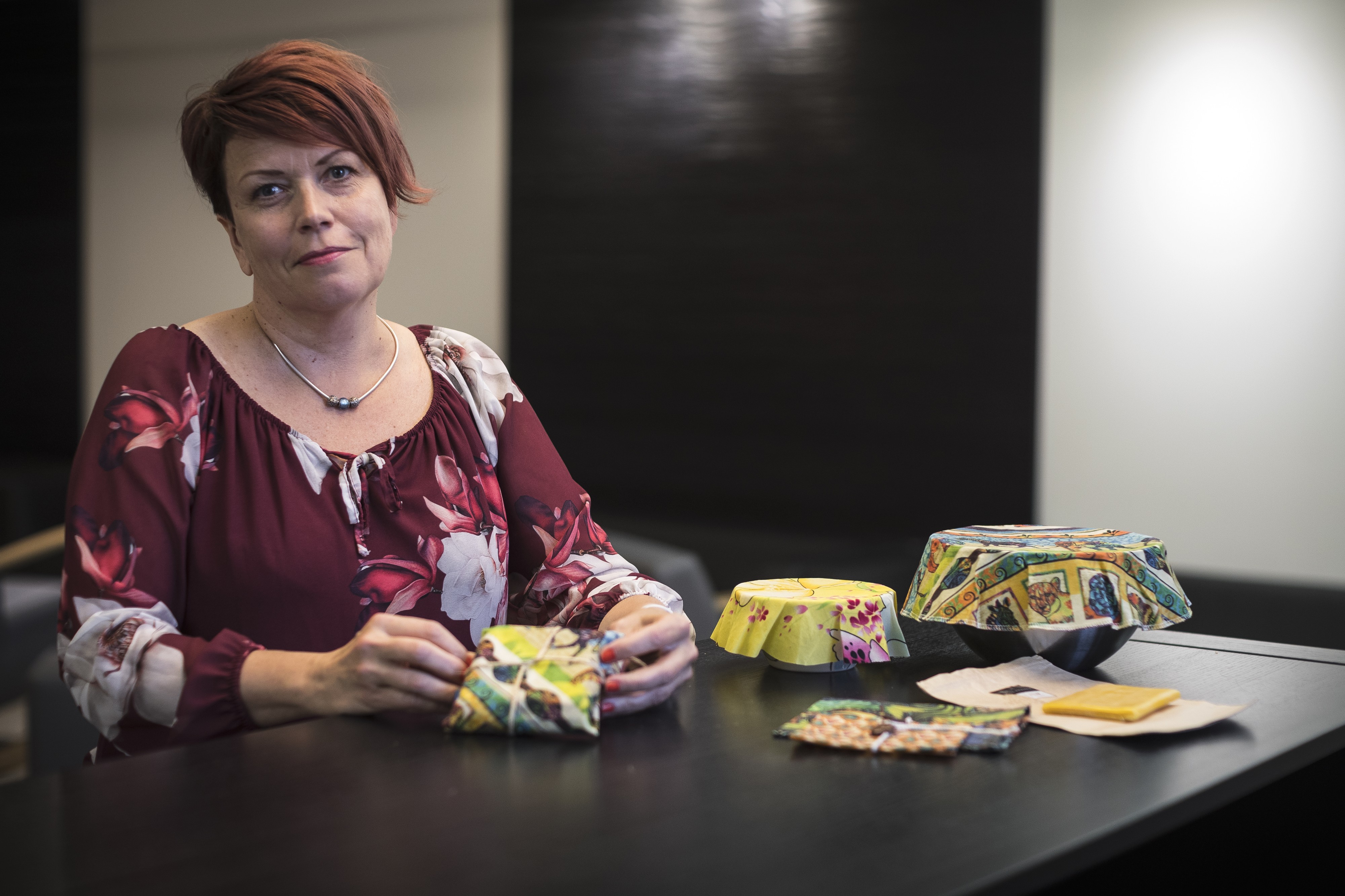 Oululainen viriketoiminnan ohjaaja, käsityöartesaani Päivi Kiviniemi-Kaikkonen suosittelee mehiläisvahakääreitä myös tuliaisiksi tai joululahjoiksi. Hän pitää syksyllä mehiläisvahakääreistä kursseja Vuolleopistossa Oulussa.