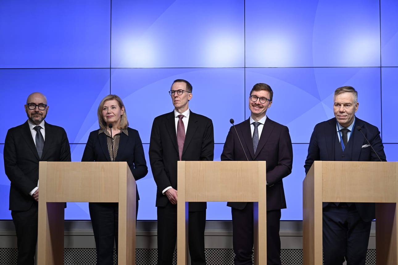 Valtiovarainministeriö jalkautui keskiviikkona tiedotustilaisuuteen. Paikalla olivat ICT-johtaja Jarkko Levasma (vas.), alivaltiosihteeri Leena Mörttinen, talouspolitiikan koordinaattori Lauri Kajanoja, strategia- ja tutkimusjohtaja Olli Kärkkäinen ja kansliapäällikkö Juha Majanen.