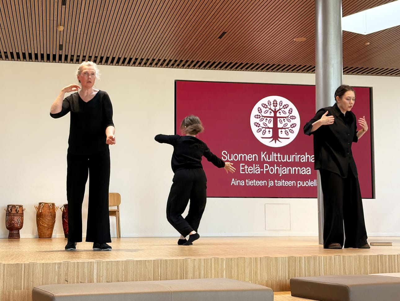 Mia Malviniemi, Nanna Rahikainen ja Ailish Maher tanssivat vuosijuhlassa teoksen Äänellisiä tutkimuksia.