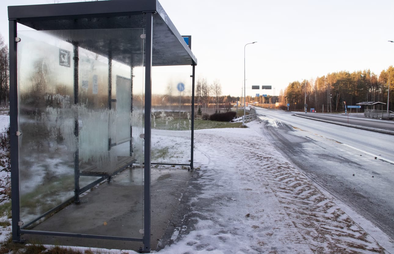 Mielipiteen kirjoittanut on huolissaan tielinjauksen muutossuunnitelmasta, joka siirtäisi nelostien kulkemaan Rantsilan taajaman ohi noin kilometrin päässä nykyisestä linjauksesta.