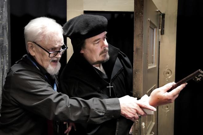 Näyttämöä hallitseva kultainen ovi on taivaan portti, jonka avainta pitelee tässä kohtauksessa Martti Luther (roolissa Tarmo Kalmari). Esityksen ohjaa Timo Kankainen (vas.). KUVA: JOUKO HÄNNINEN