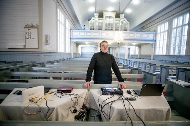 Suntio Heli Luoto valmisteli suoratoistolaitteita vuodenvaihteen iltahartauteen ja jumalanpalveluksiin Jalasjärven kirkossa. KUVA: JAAKKO ELENIUS