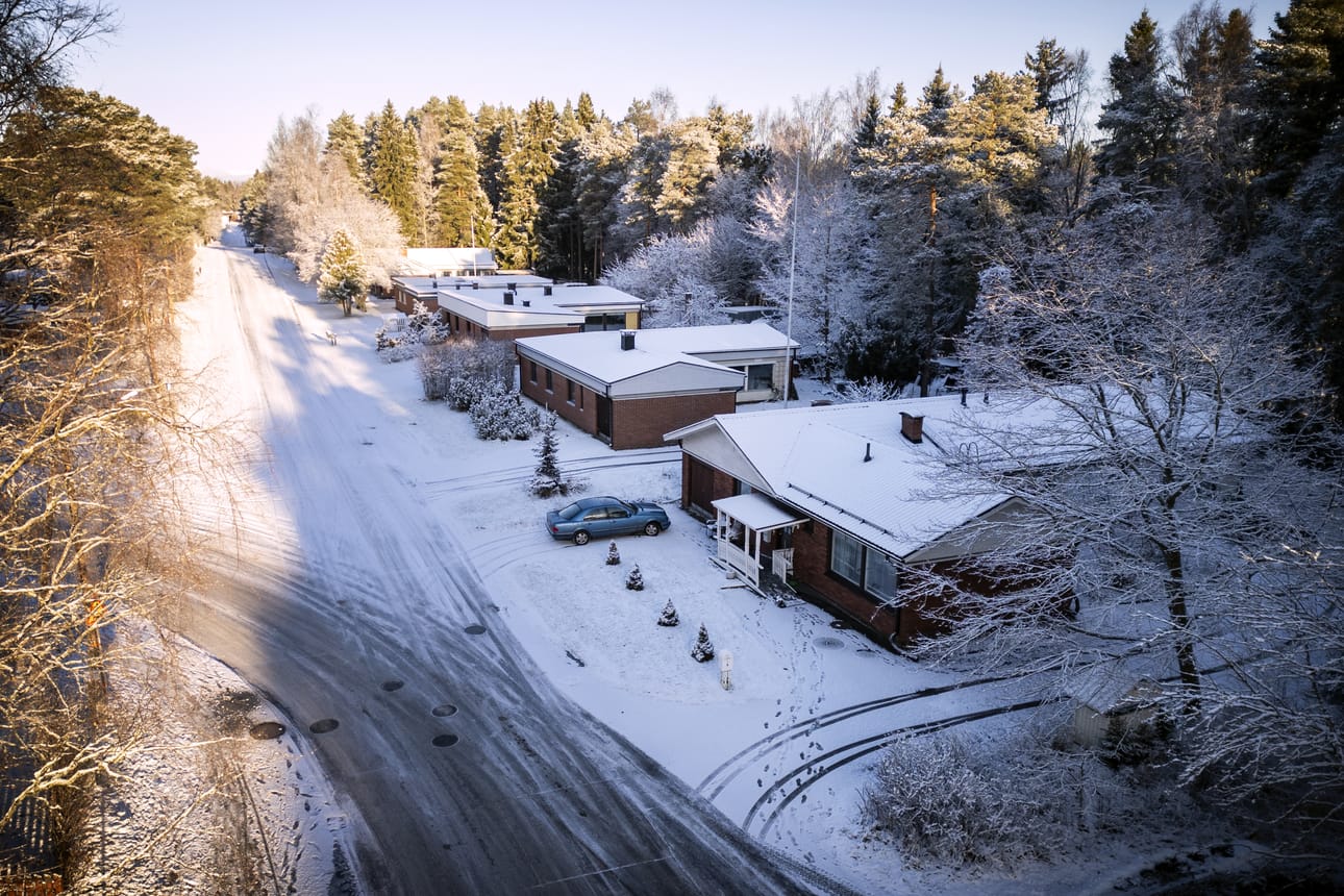 Vaasan kodittomien kissojen ystävät ry omistaa omakotitalon Vaasan Isolahdessa. Yhdistyksen on tarkoitus siirtää kaikki toimintansa taloon. Talo on kuvassa etualalla oikealla.