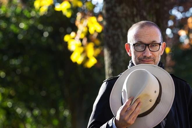 Mikael Grönroos on änkyttänyt lähes koko elämänsä. Hän ei kuitenkaan koe änkytyksen rajoittavan elämäänsä. Ikääntymisen ansiosta änkytys on vähentynyt. – On jo saavuttanut jotain, eikä ole paineita niin paljon. Neurologiset toiminnot myös hidastuvat, hän arvioi. KUVA: MINNA ANTILA