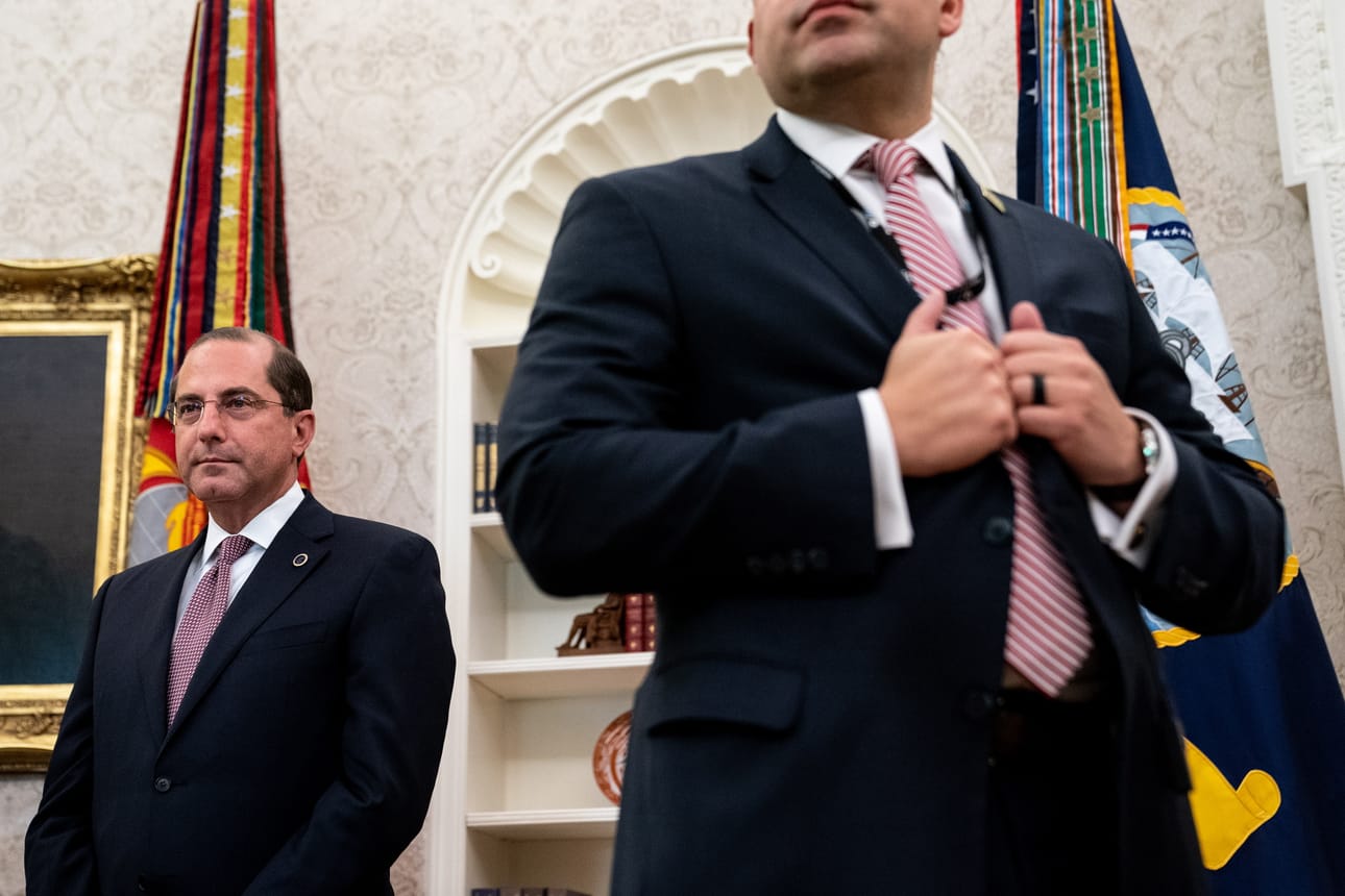 Lääkeyhtiö Gilead Sciencesin toimitusjohtaja Daniel O'Day vieraili Valkoisessa talossa kertomassa viruslääke remdesiviristä. Solmiotaan oikonut presidentti Donald Trump kertoi lääkkeen käyttöönotosta.