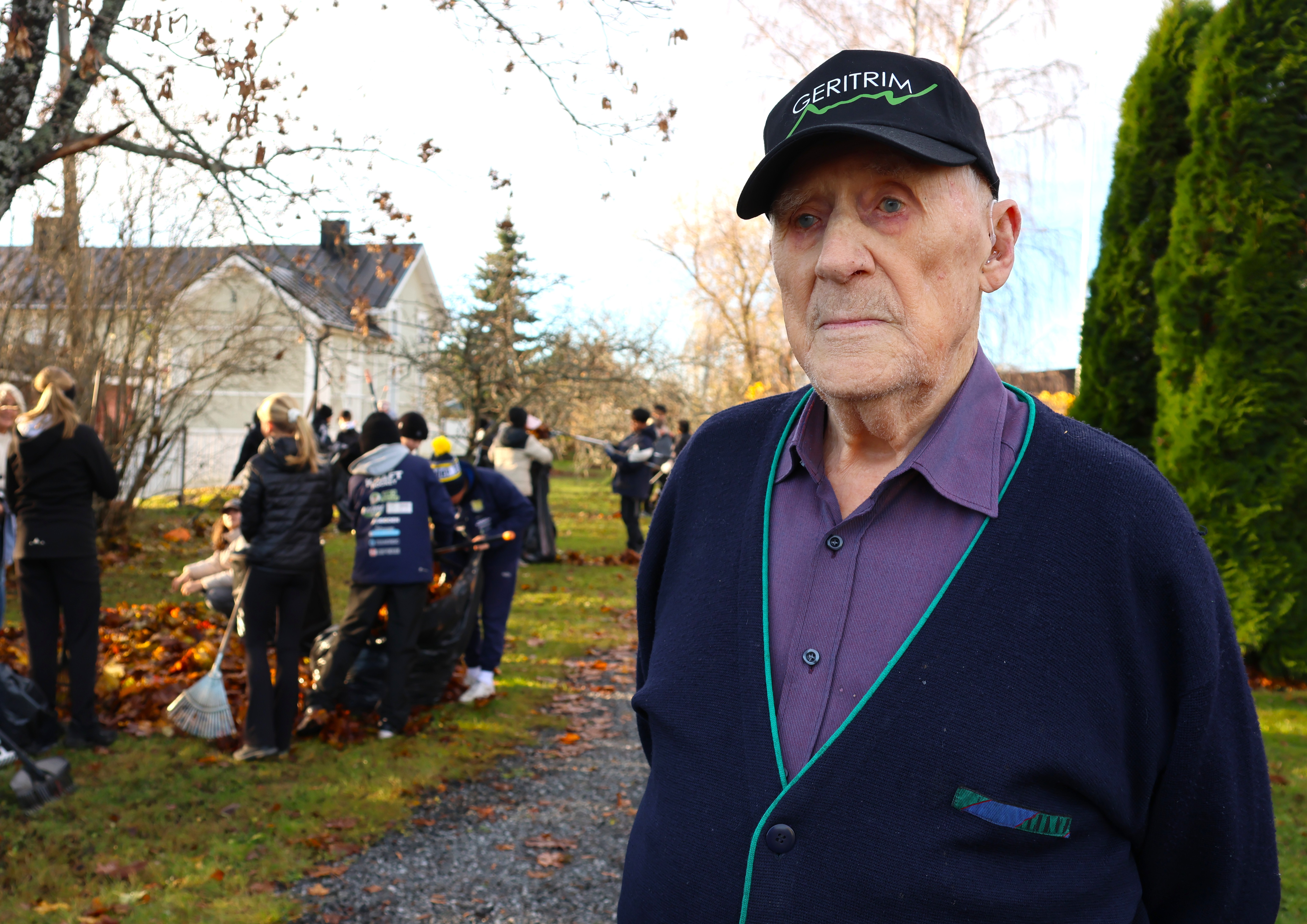 Kaskisten koululaiset saapuivat tänään haravat mukanaan sotaveteraani Arne Gustafssonin, 100, pihamaalle