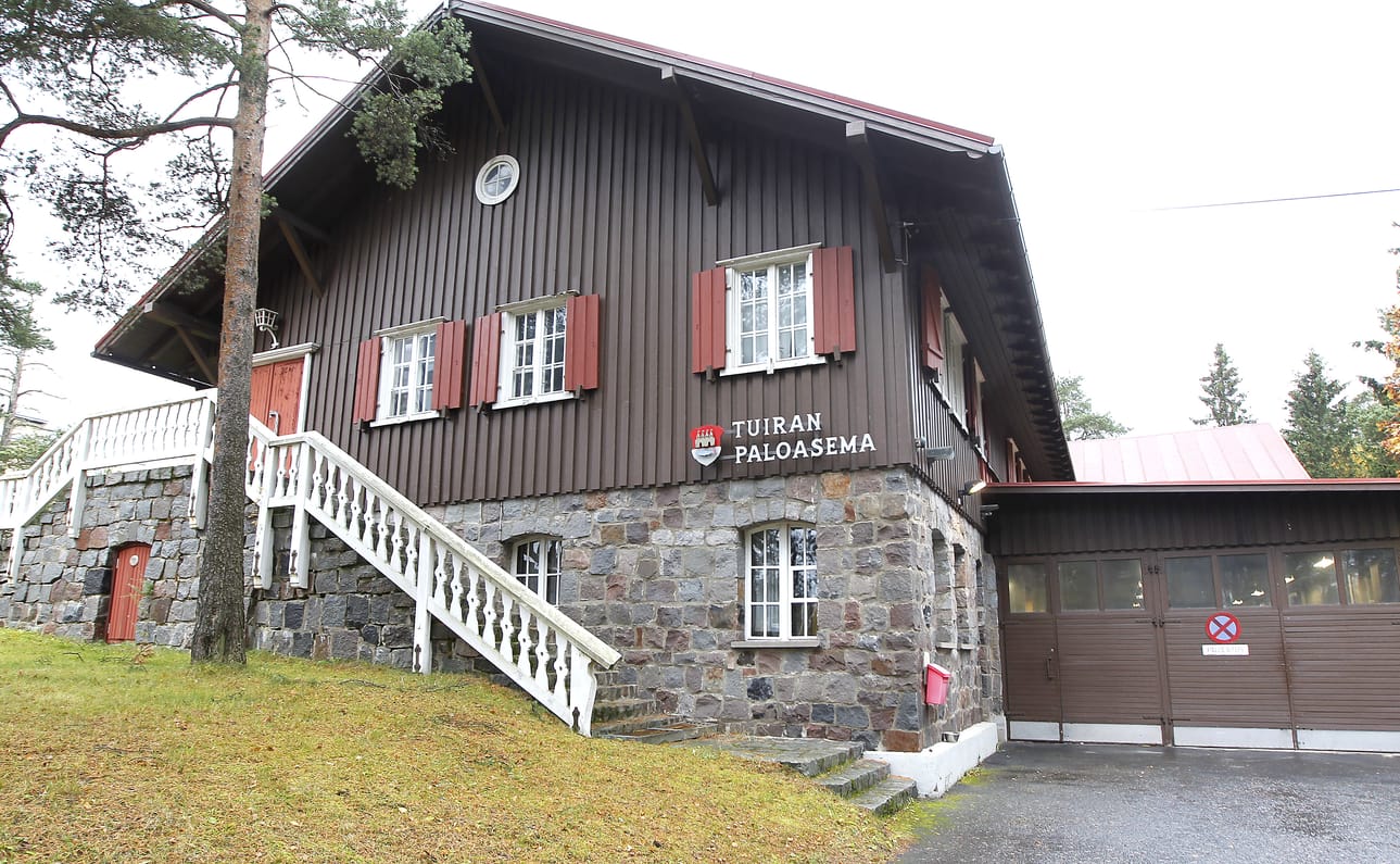 Tirolilaistyylinen rakennus valmistui Alppilaan sotavuonna 1942.
